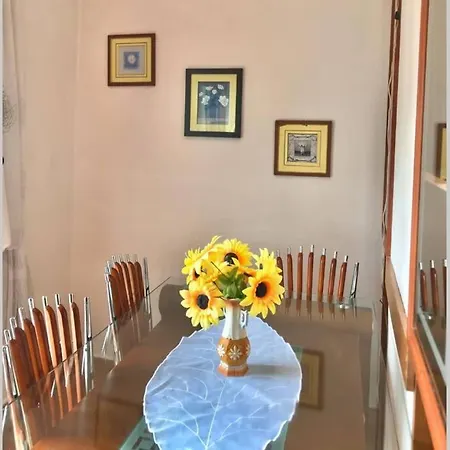 דירה The Bloom Veranda - Elegant Center Retreat *