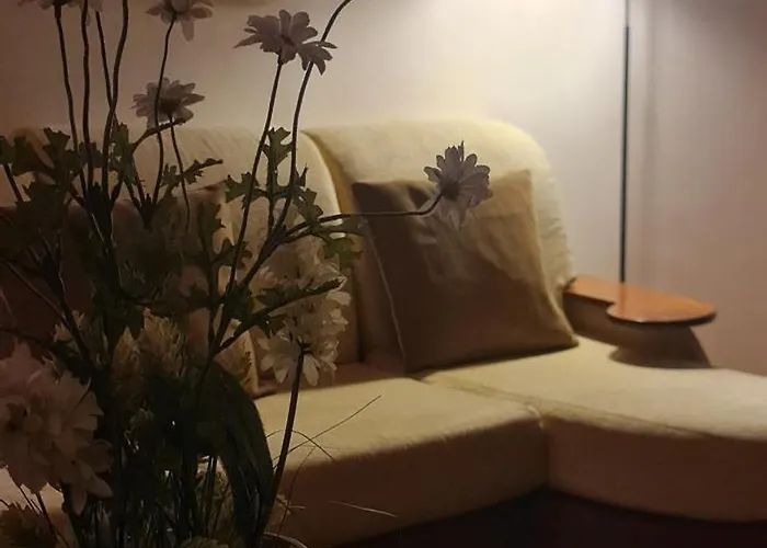 The Bloom Veranda - Elegant Center Retreat